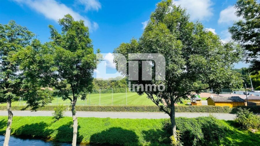 Wunderschönes Reihenhaus in exponierter Lage mit Traumgarten - Aussicht Straße Front